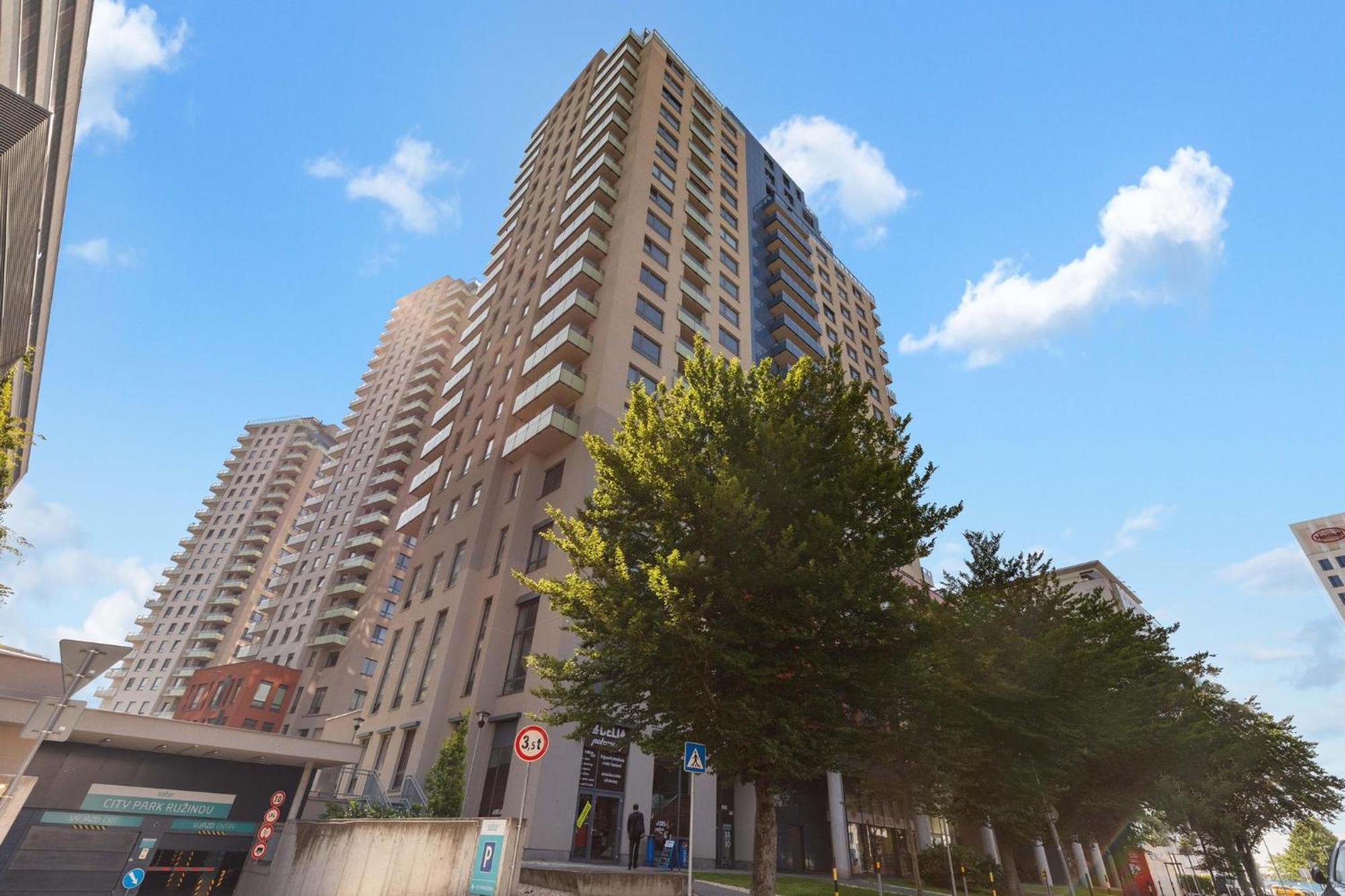 Sky Apartman In Bratislava - With 2 Parking Places Exterior foto